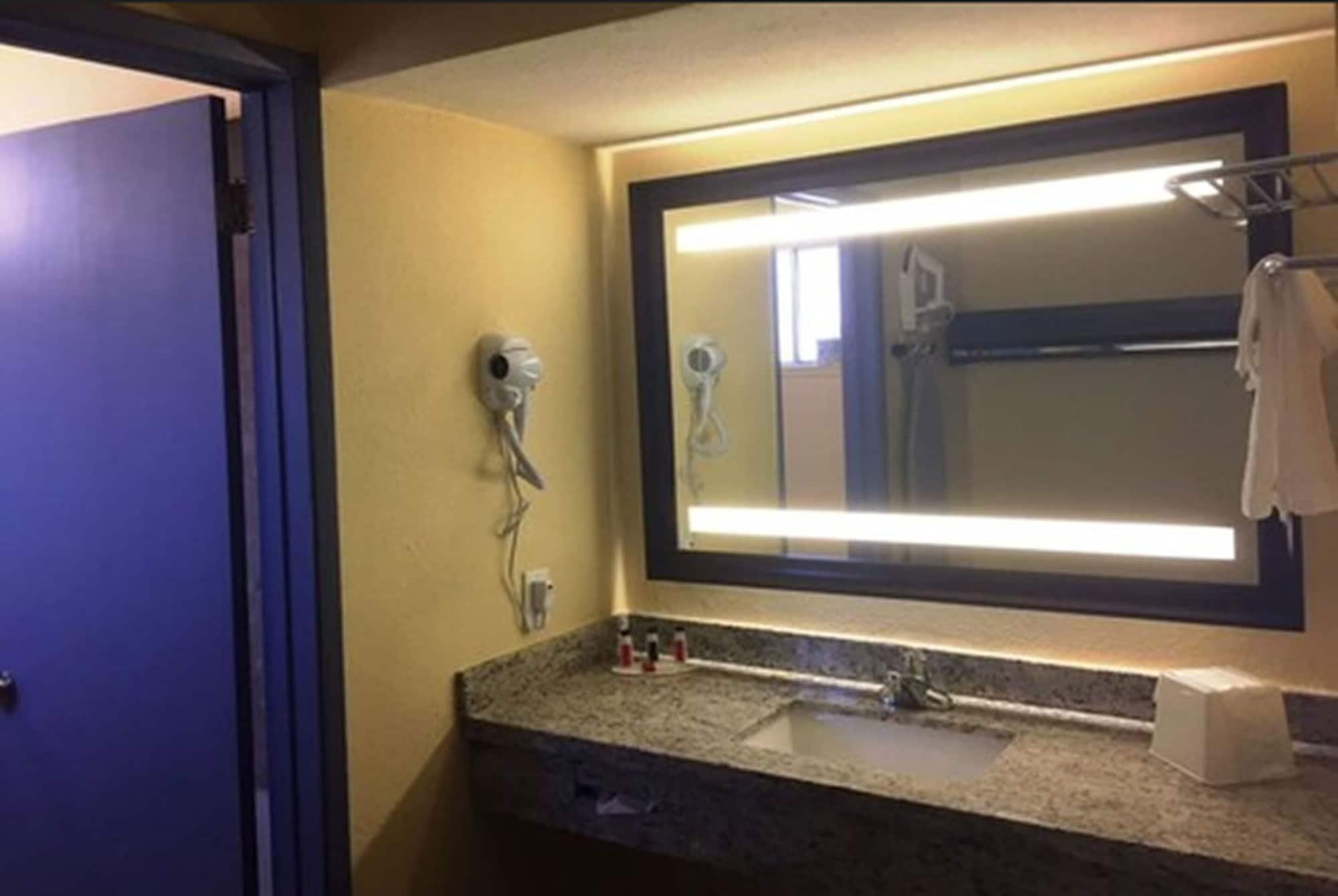 Days Inn By Wyndham Airport - Phoenix Exterior photo