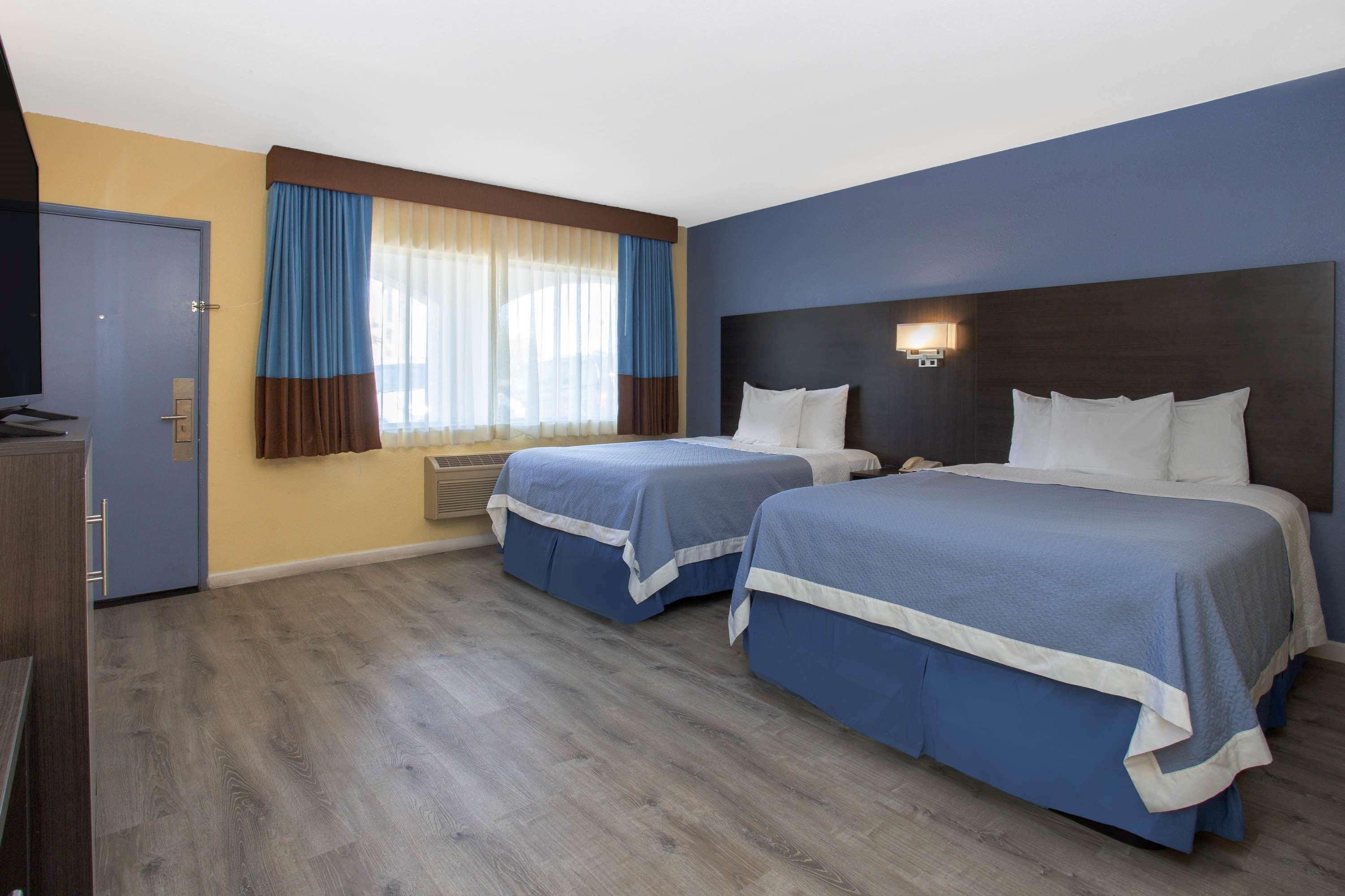 Days Inn By Wyndham Airport - Phoenix Exterior photo