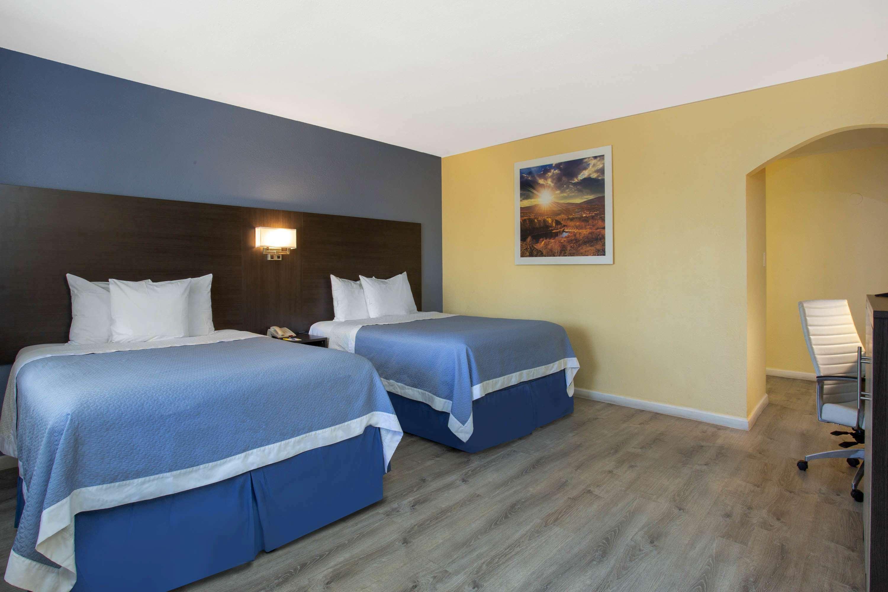 Days Inn By Wyndham Airport - Phoenix Exterior photo