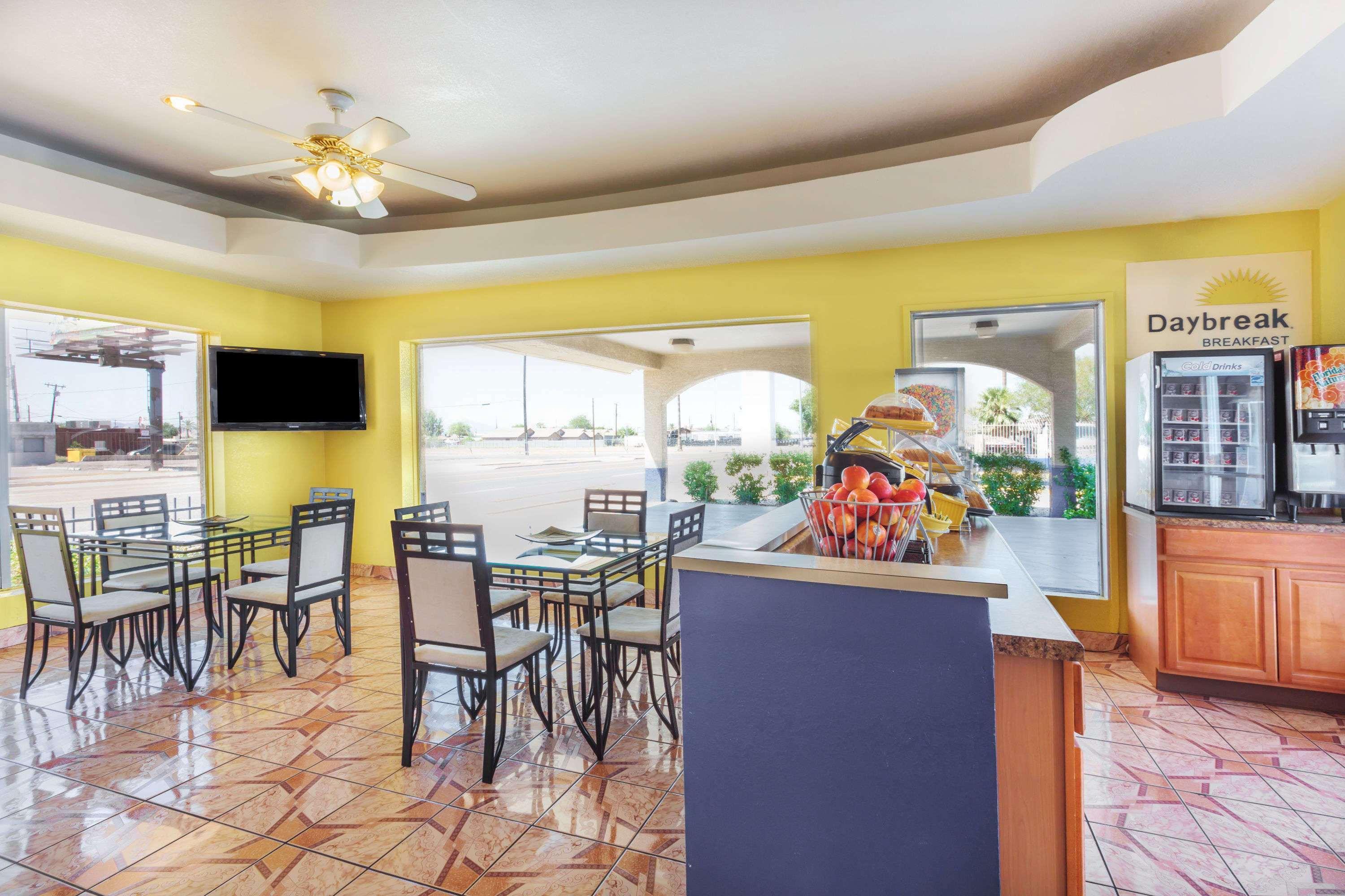 Days Inn By Wyndham Airport - Phoenix Exterior photo