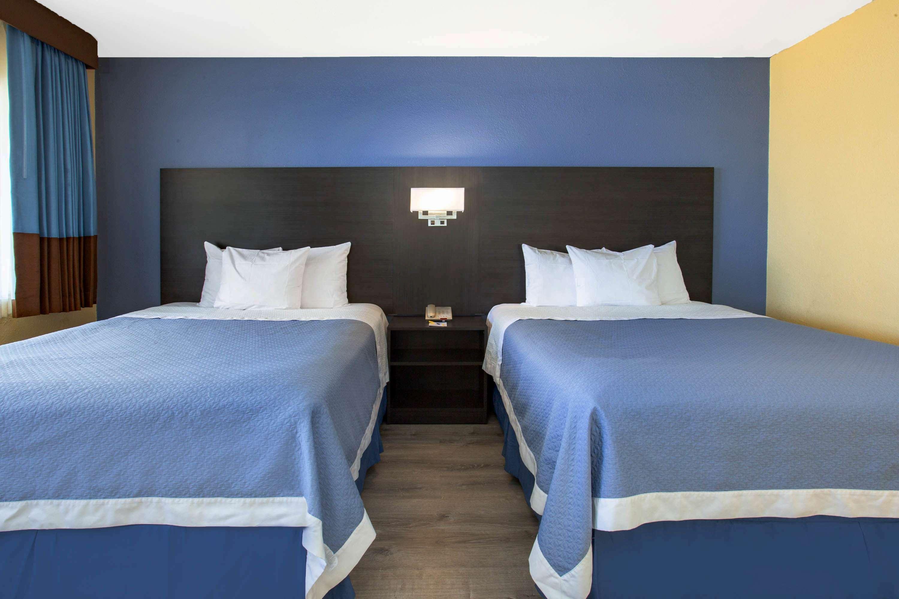 Days Inn By Wyndham Airport - Phoenix Exterior photo