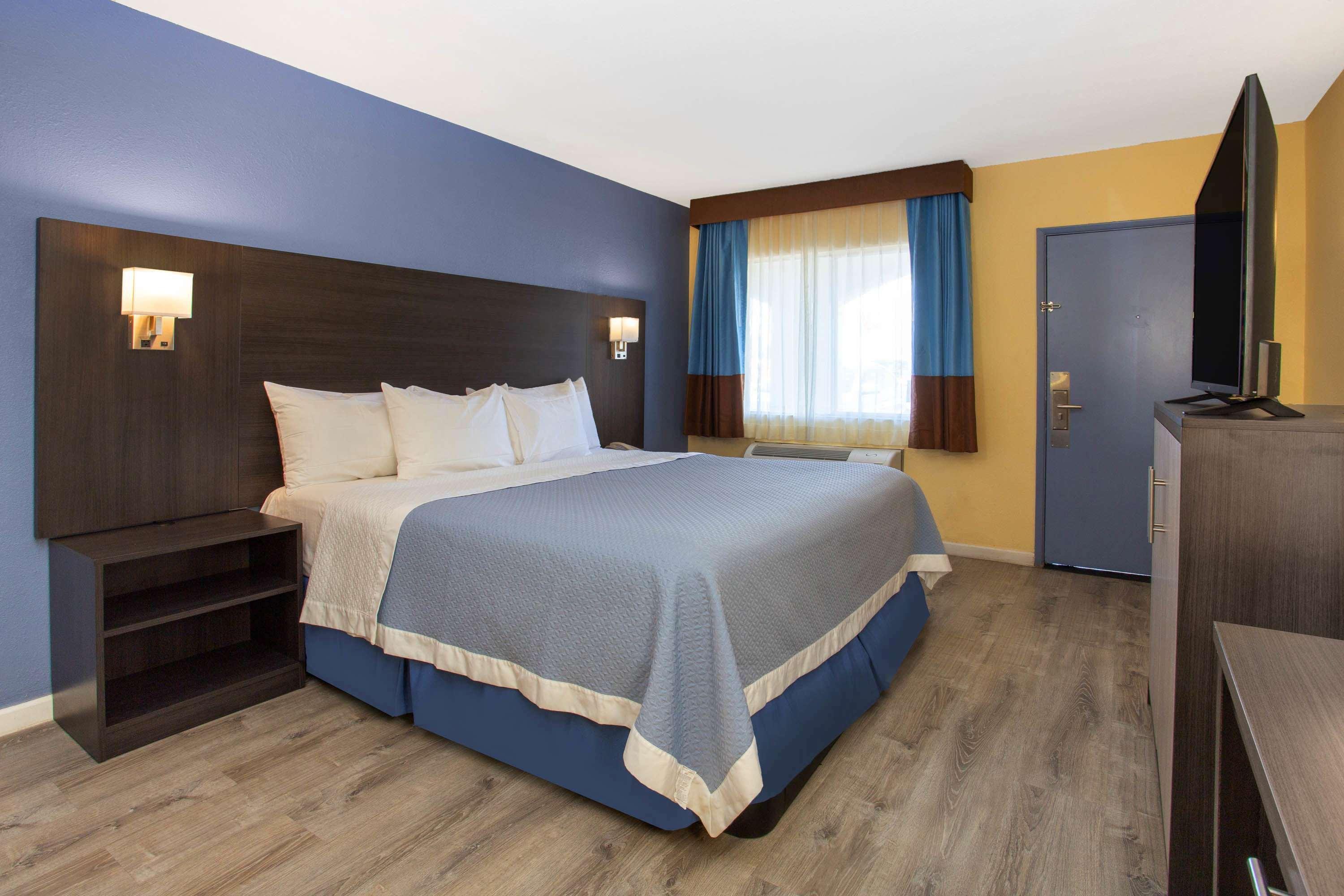 Days Inn By Wyndham Airport - Phoenix Exterior photo