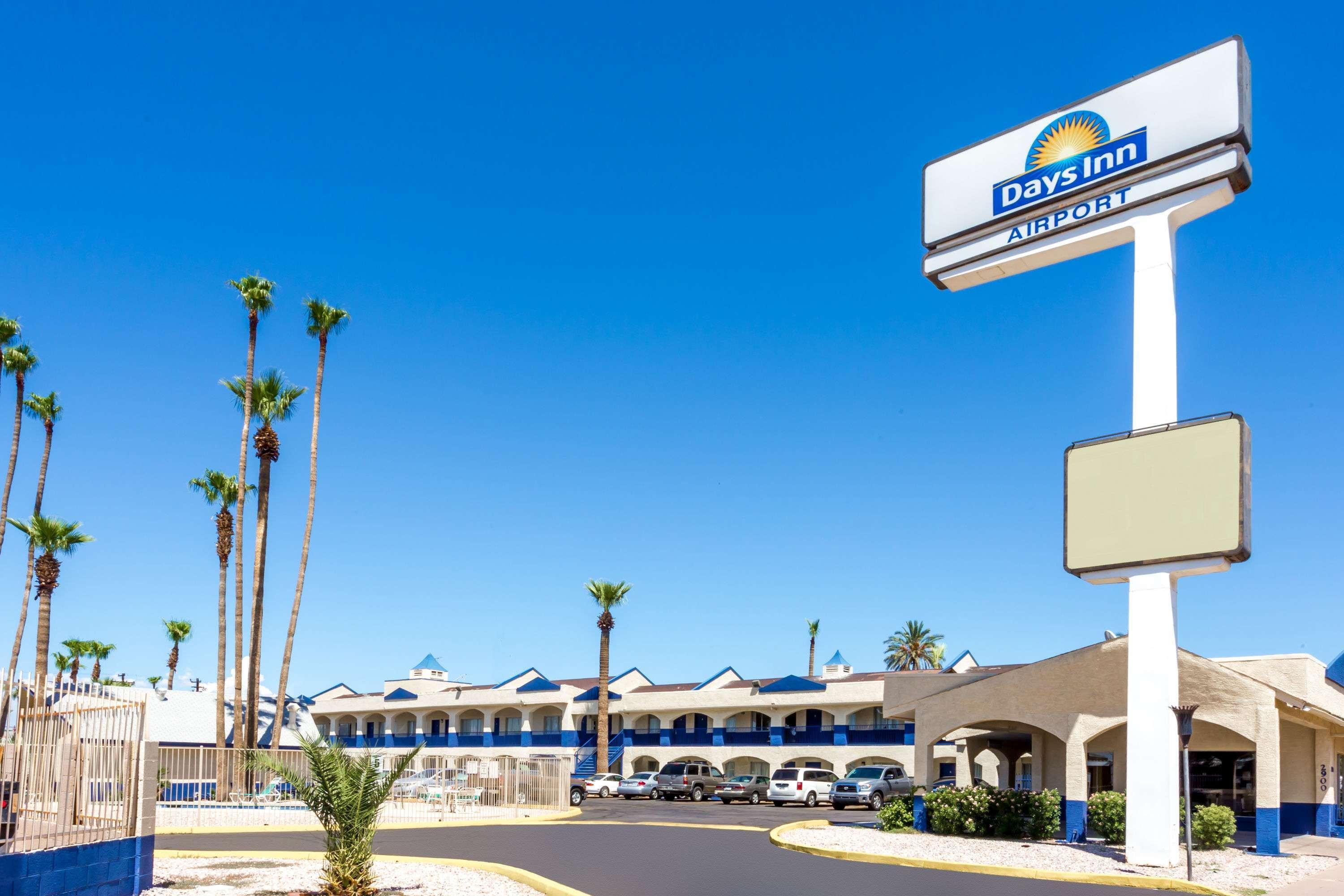 Days Inn By Wyndham Airport - Phoenix Exterior photo