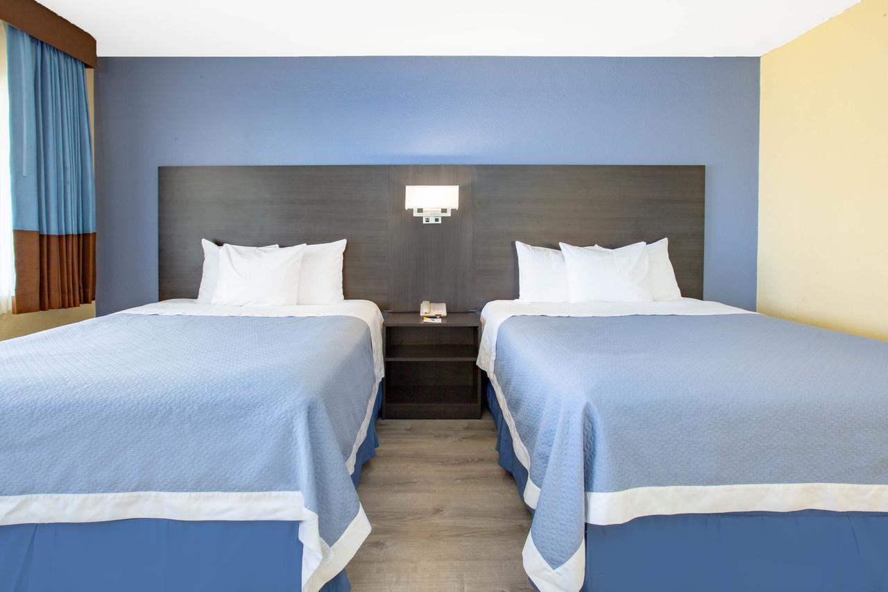 Days Inn By Wyndham Airport - Phoenix Exterior photo