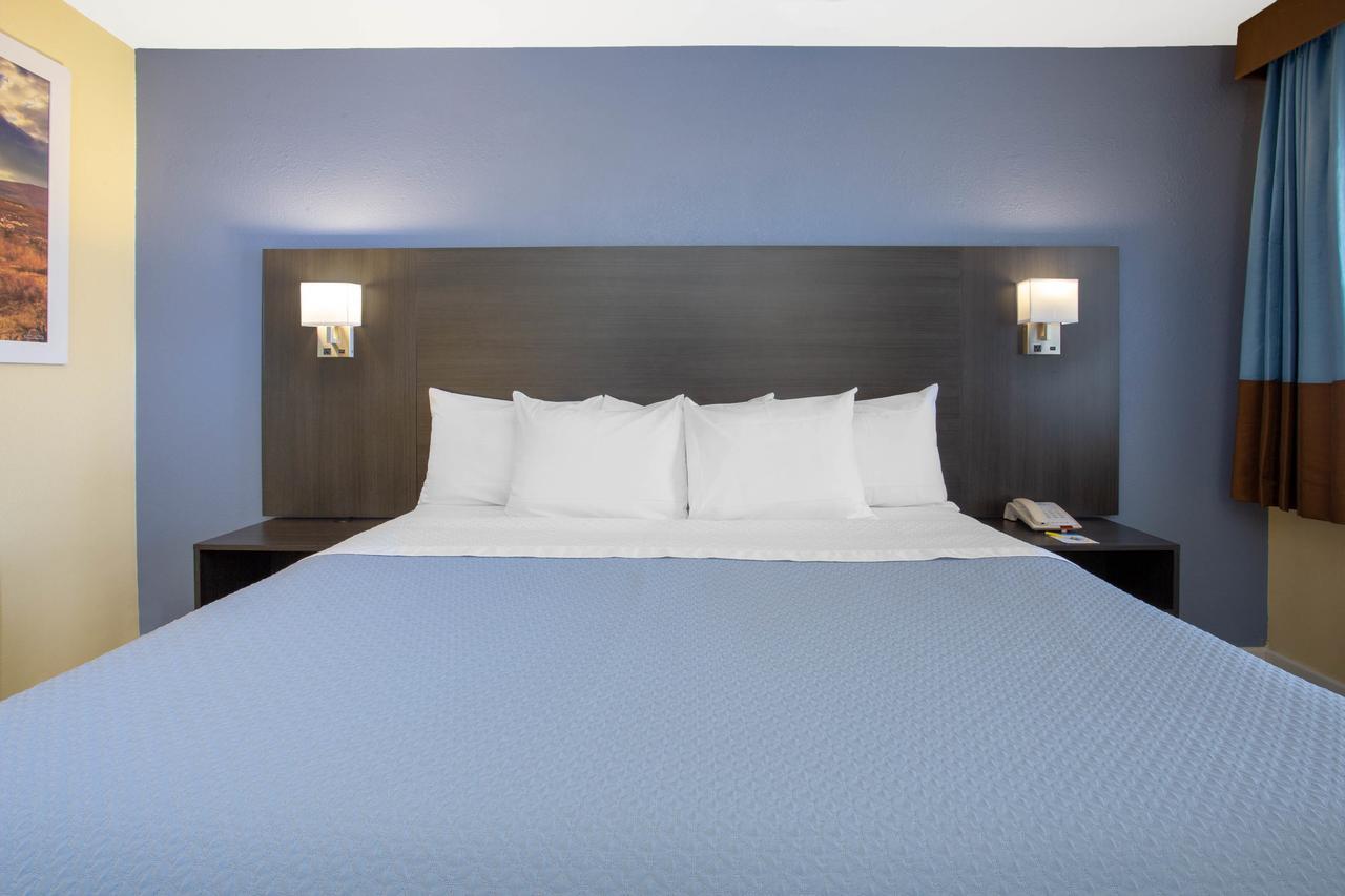 Days Inn By Wyndham Airport - Phoenix Exterior photo
