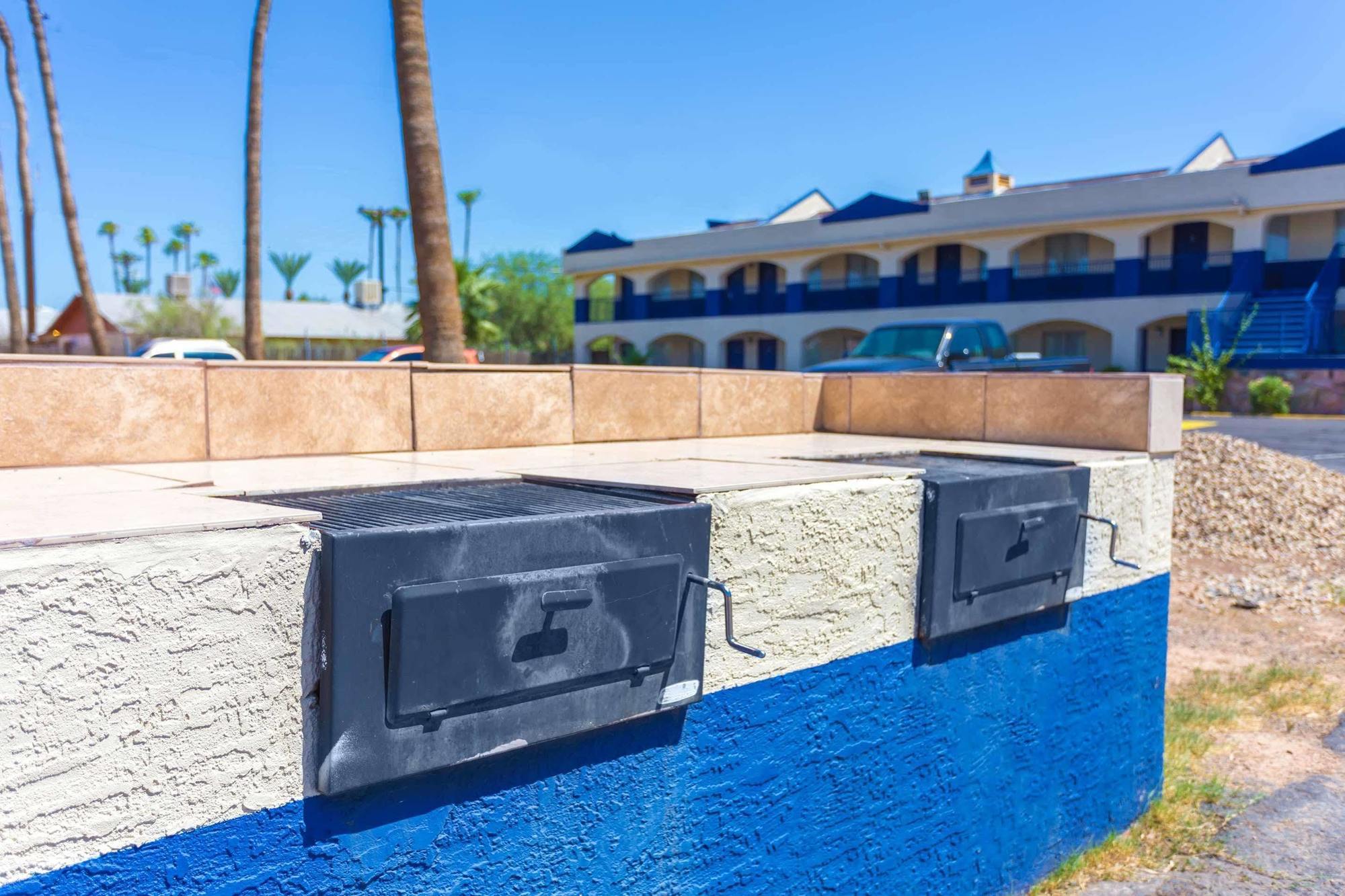 Days Inn By Wyndham Airport - Phoenix Exterior photo